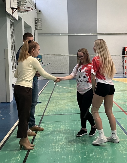 POWIATOWE IGRZYSKA M�ODZIE�Y SZKOLNEJ W BADMINTONIE