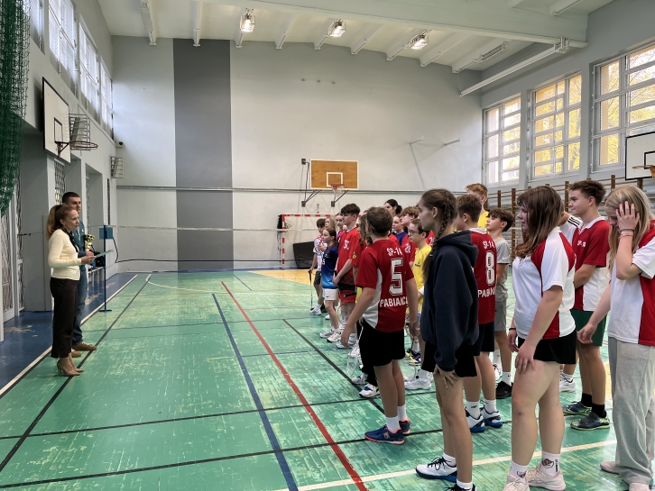 POWIATOWE IGRZYSKA M�ODZIE�Y SZKOLNEJ W BADMINTONIE