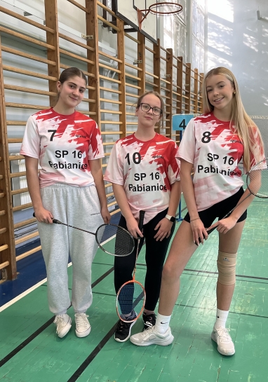 POWIATOWE IGRZYSKA M�ODZIE�Y SZKOLNEJ W BADMINTONIE