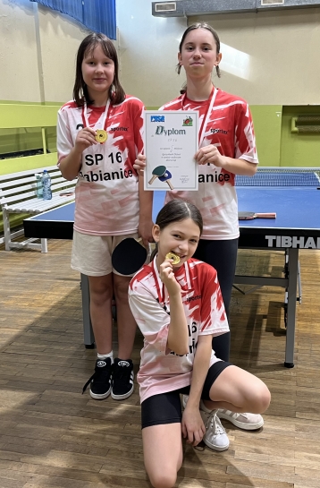 NASZE DZIEWCZ�TA MISTRZYNIAMI PABIANIC W TENISIE STO�OWYM