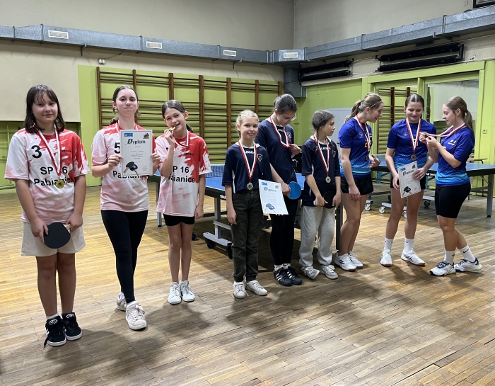 NASZE DZIEWCZ�TA MISTRZYNIAMI PABIANIC W TENISIE STO�OWYM