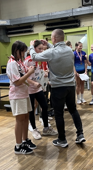 NASZE DZIEWCZ�TA MISTRZYNIAMI PABIANIC W TENISIE STO�OWYM