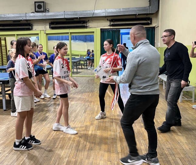 NASZE DZIEWCZ�TA MISTRZYNIAMI PABIANIC W TENISIE STO�OWYM