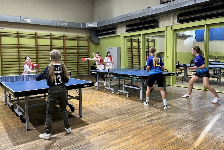 NASZE DZIEWCZ�TA MISTRZYNIAMI PABIANIC W TENISIE STO�OWYM