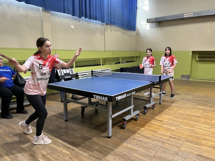 NASZE DZIEWCZ�TA MISTRZYNIAMI PABIANIC W TENISIE STO�OWYM