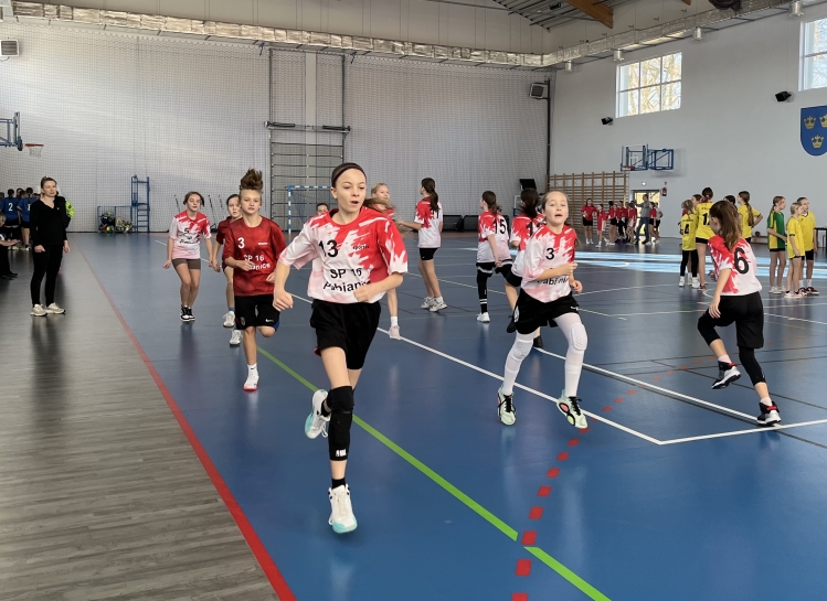 MIEJSKIE IGRZYSKA DZIECI W PI�CE R�CZNEJ DZIEWCZ�T