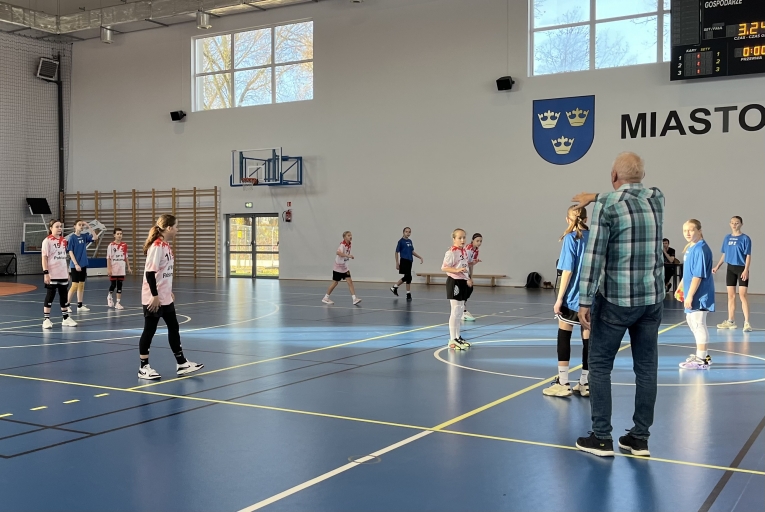 MIEJSKIE IGRZYSKA DZIECI W PI�CE R�CZNEJ DZIEWCZ�T