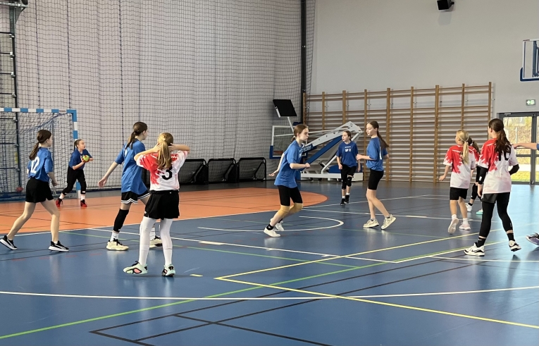 MIEJSKIE IGRZYSKA DZIECI W PI�CE R�CZNEJ DZIEWCZ�T