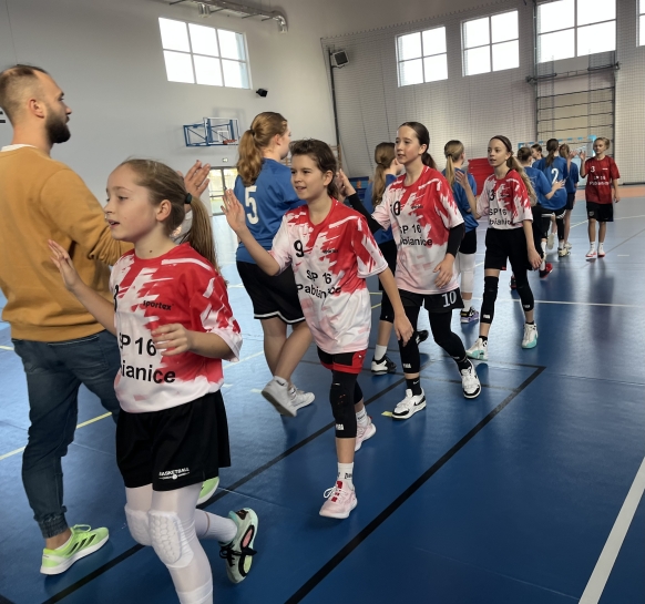 MIEJSKIE IGRZYSKA DZIECI W PI�CE R�CZNEJ DZIEWCZ�T