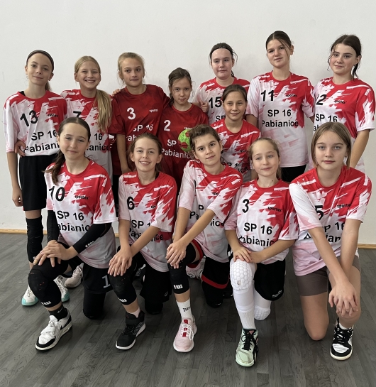 MIEJSKIE IGRZYSKA DZIECI W PI�CE R�CZNEJ DZIEWCZ�T