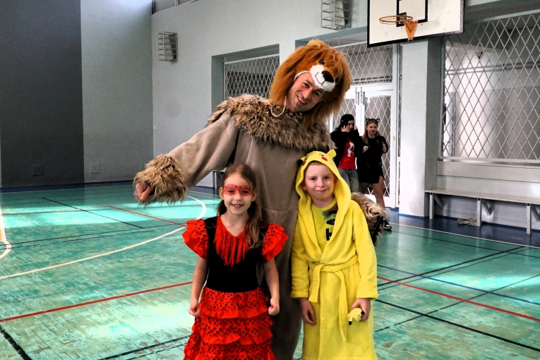 DZIE� POSTACI Z BAJEK