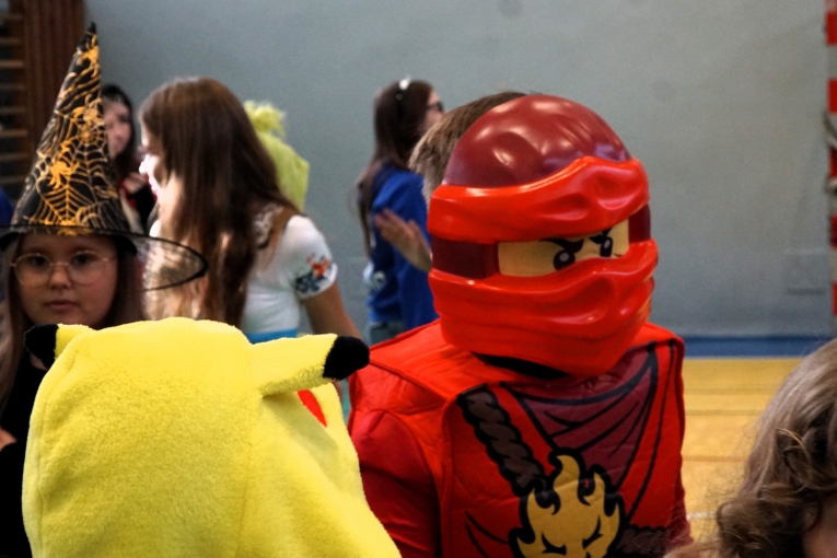 DZIE� POSTACI Z BAJEK