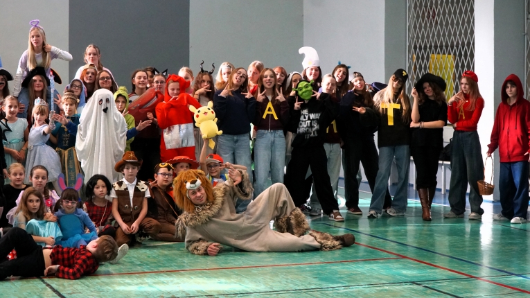 DZIE� POSTACI Z BAJEK