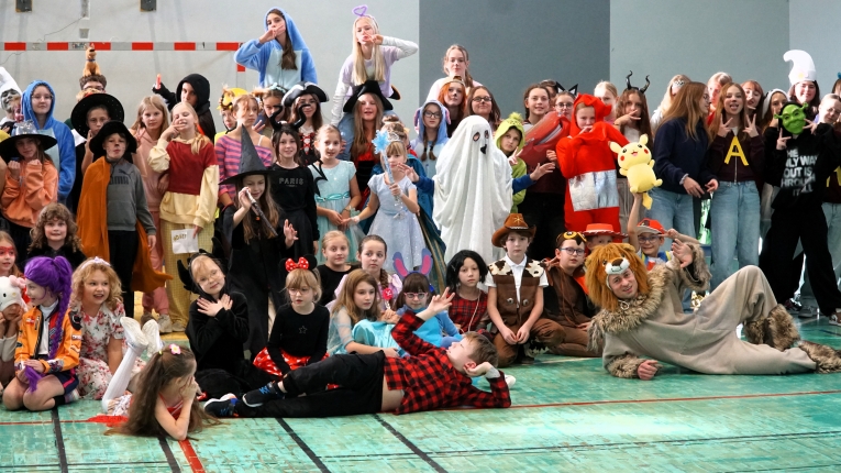 DZIE� POSTACI Z BAJEK