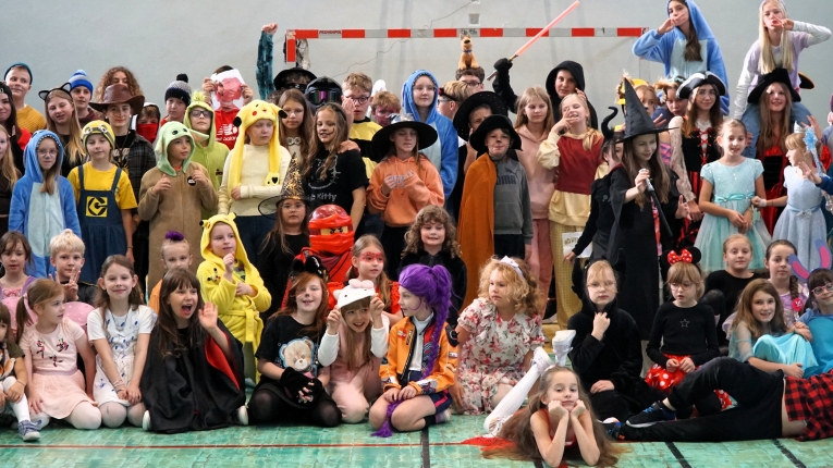 DZIE� POSTACI Z BAJEK