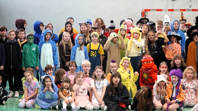 DZIE� POSTACI Z BAJEK