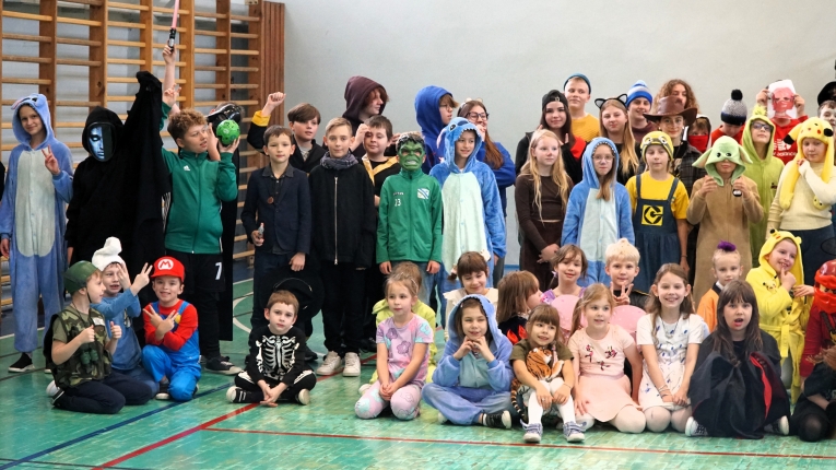 DZIE� POSTACI Z BAJEK