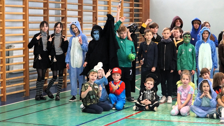 DZIE� POSTACI Z BAJEK