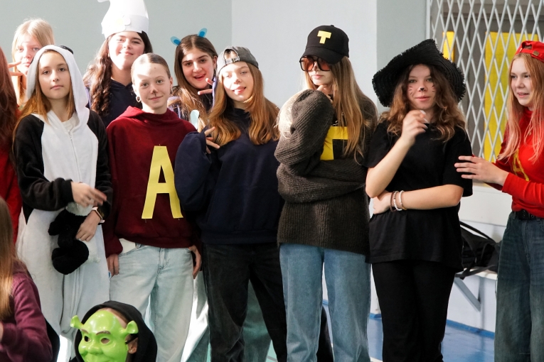 DZIE� POSTACI Z BAJEK