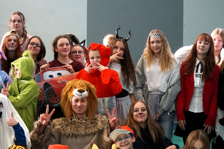 DZIE� POSTACI Z BAJEK