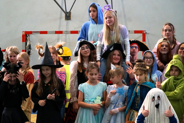 DZIE� POSTACI Z BAJEK