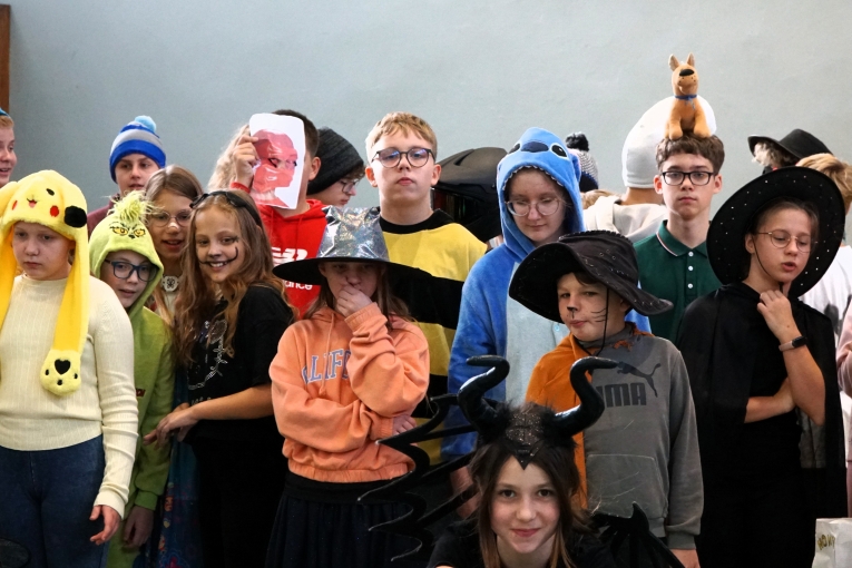 DZIE� POSTACI Z BAJEK