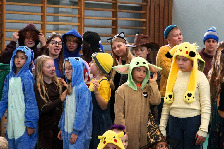 DZIE� POSTACI Z BAJEK