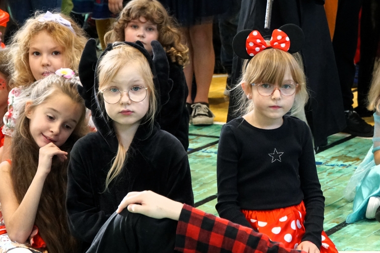 DZIE� POSTACI Z BAJEK