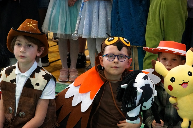 DZIE� POSTACI Z BAJEK