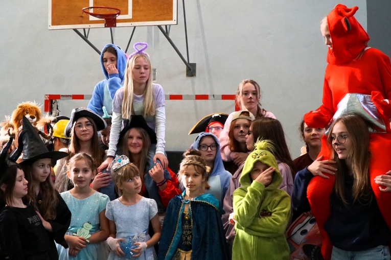 DZIE� POSTACI Z BAJEK