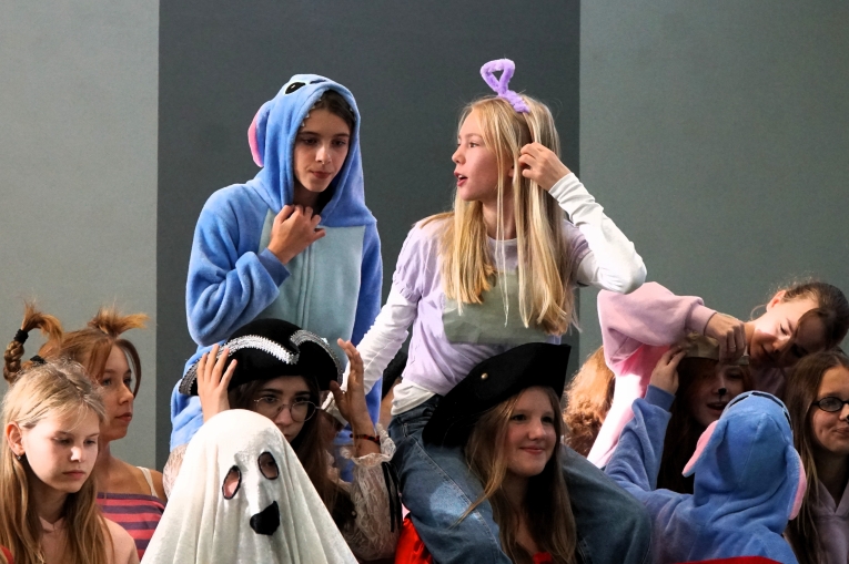 DZIE� POSTACI Z BAJEK