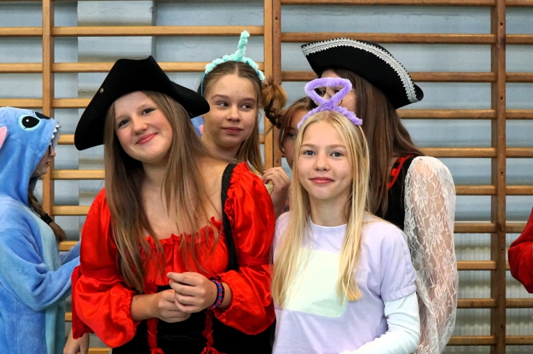 DZIE� POSTACI Z BAJEK