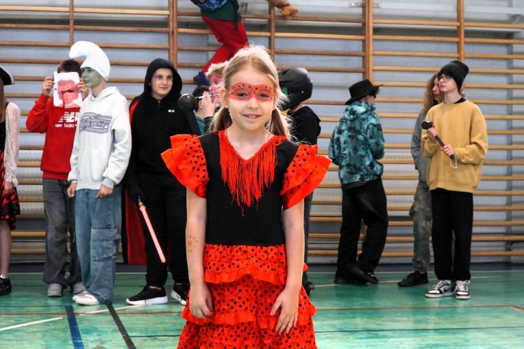 DZIE� POSTACI Z BAJEK