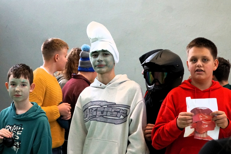 DZIE� POSTACI Z BAJEK