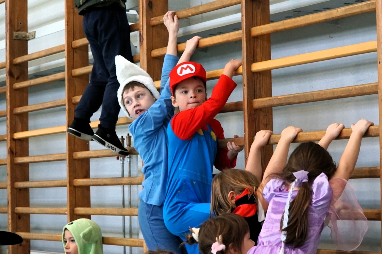 DZIE� POSTACI Z BAJEK