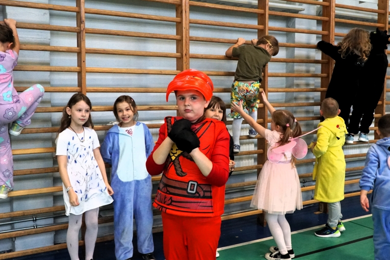 DZIE� POSTACI Z BAJEK