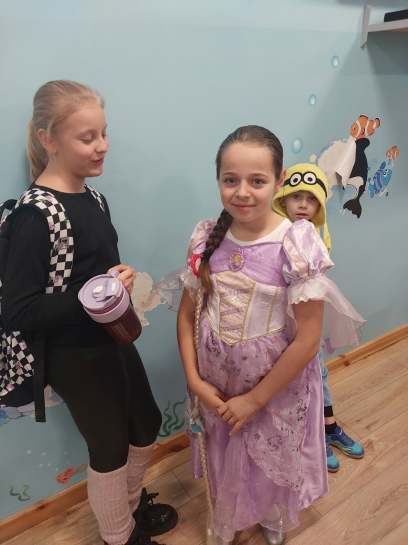 DZIE� POSTACI Z BAJEK