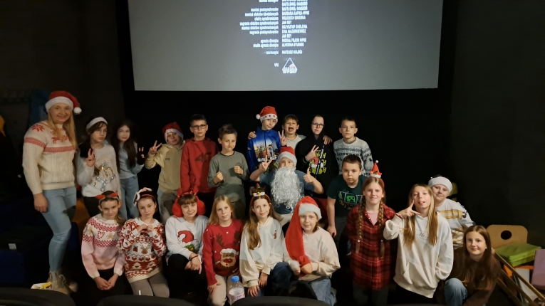 MIKO�AJKI KLAS 4A I 4B W KINIE – �WI�TECZNA LEKCJA EMPATII I PRZYJA�NI