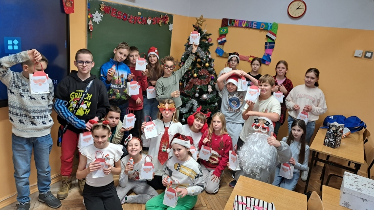 MIKO�AJKI KLAS 4A I 4B W KINIE – �WI�TECZNA LEKCJA EMPATII I PRZYJA�NI