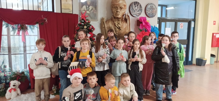 MIKO�AJKI KLAS 4A I 4B W KINIE – �WI�TECZNA LEKCJA EMPATII I PRZYJA�NI