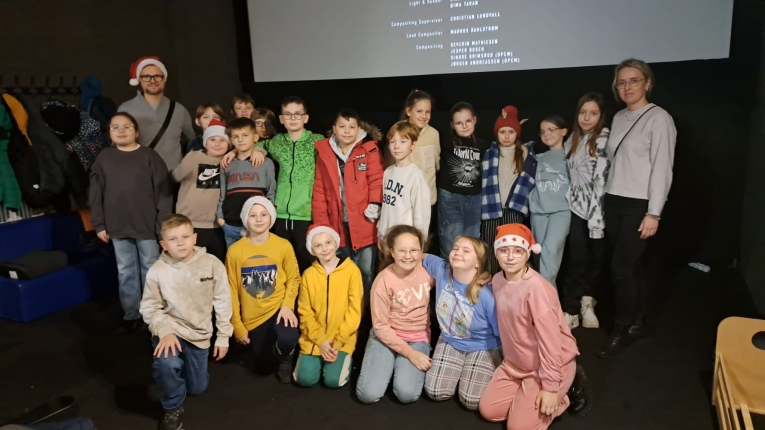 MIKO�AJKI KLAS 4A I 4B W KINIE – �WI�TECZNA LEKCJA EMPATII I PRZYJA�NI