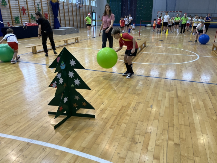 FESTYN  SPORTOWY „INTEGRACJA  ZACZYNA  SI�  W  SERCU”