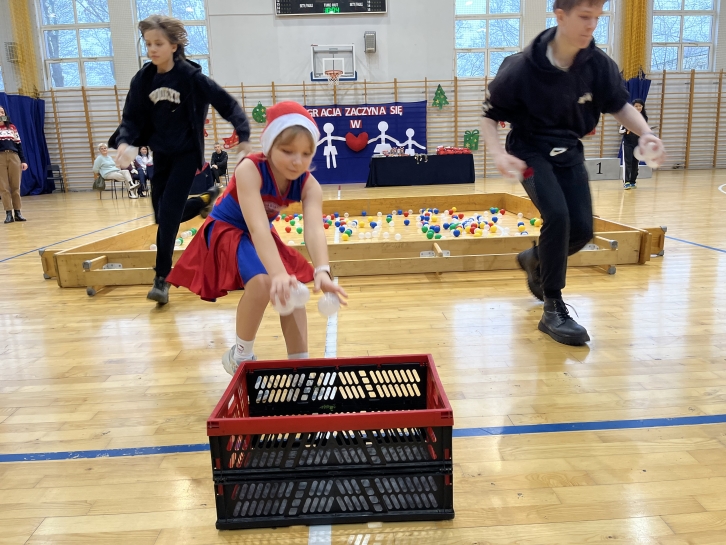 FESTYN  SPORTOWY „INTEGRACJA  ZACZYNA  SI�  W  SERCU”