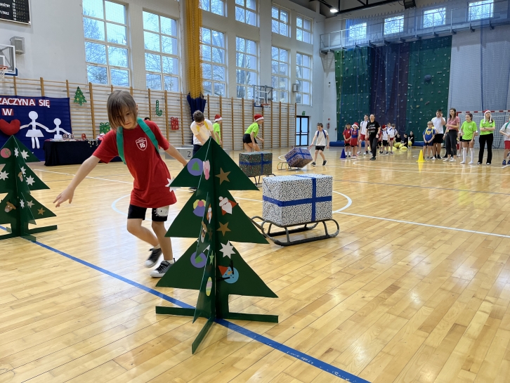 FESTYN  SPORTOWY „INTEGRACJA  ZACZYNA  SI�  W  SERCU”