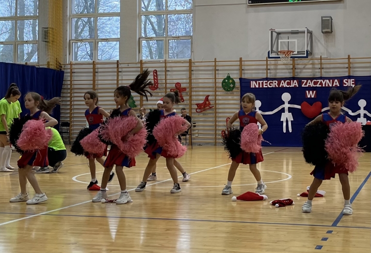 FESTYN  SPORTOWY „INTEGRACJA  ZACZYNA  SI�  W  SERCU”