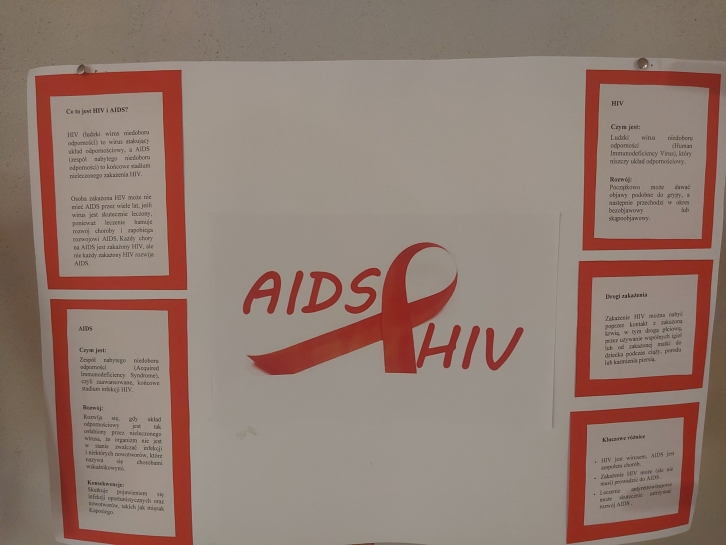 1 grudnia obchodzony jest �wiatowy Dzie� Walki z AIDS. �wi�to zosta�o ustanowione przez �wiatow� Organizacj� Zdrowia (WHO) w 1988 roku i ma na celu podnoszenie �wiadomo�ci na temat wirusa HIV/AIDS, a tak�e wyra�anie solidarno�ci z osobami, kt�rych dotkn�a ta choroba.  