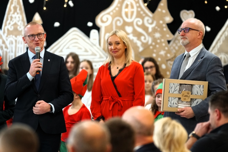 MIEJSKO - POWIATOWA WIGILIA O�WIATOWA 