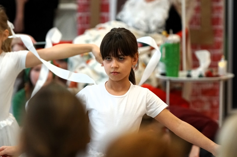 MAGIA �WI�T NA SZKOLNEJ SCENIE - JASE�KA W SP 16