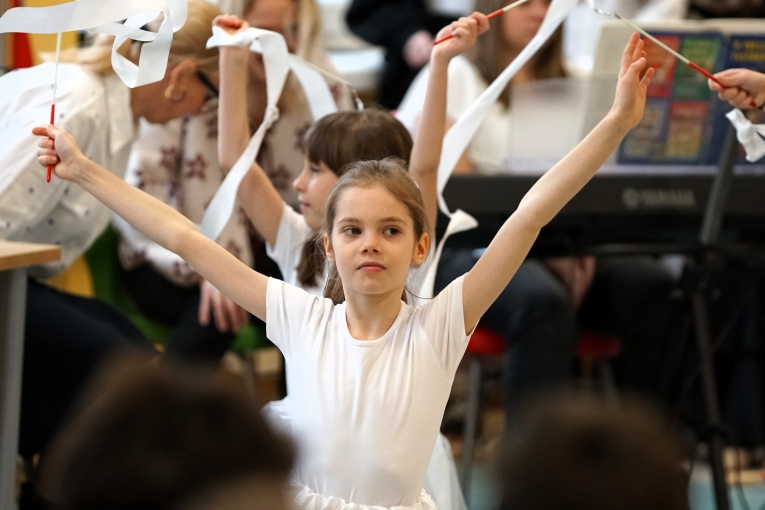 MAGIA �WI�T NA SZKOLNEJ SCENIE - JASE�KA W SP 16