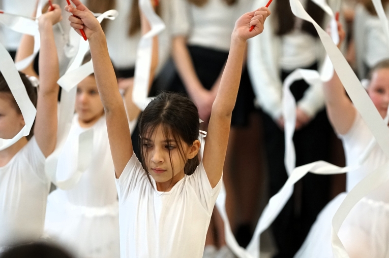 MAGIA �WI�T NA SZKOLNEJ SCENIE - JASE�KA W SP 16